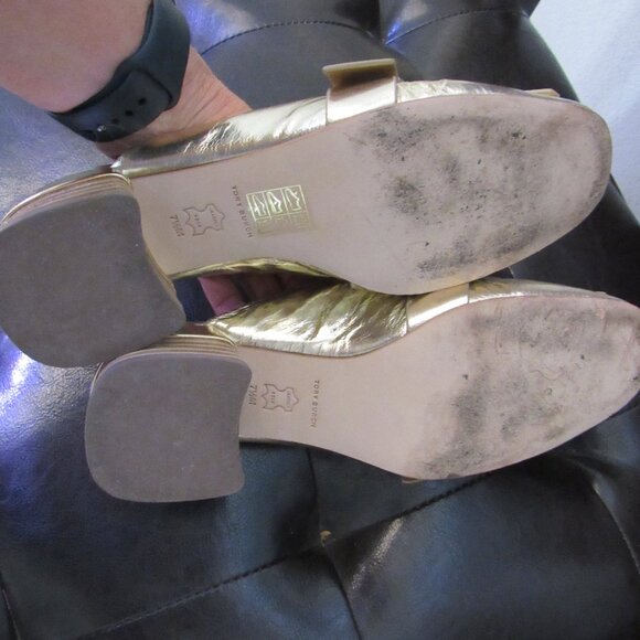 TORY BURCH MULTI-LOGO KILTIE GOLD MULE SHOES FRINGE EMBOSSED Sz 7.5 - Picture 5 of 5